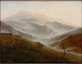 Reuzengebergte landschap met opkomende mist